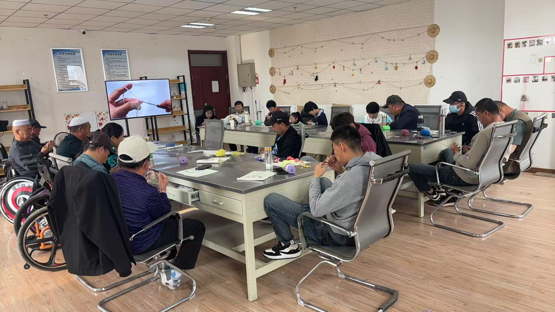 图为民间工艺品制作培训班